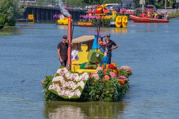 Bella Barca Colorata Decorata Con Fiori Verdure Nella Parata Sfilata — Foto Stock