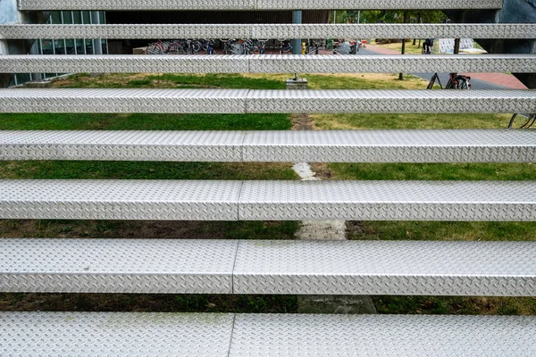 Çelik Merdiven Bir Ofis Dışındaki Delft Hollanda Üniversitesi Kampüsünde Yapıdır — Stok fotoğraf