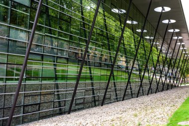 Delft Technolog Üniversitesi, Hollanda Kütüphane binasının renkli yansıtan pencere duvarı.