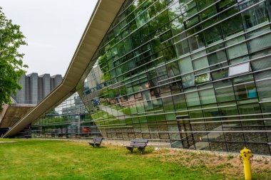 Delft Technolog Üniversitesi, Hollanda Kütüphane binasının renkli yansıtan pencere duvarı.