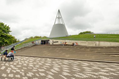 Öğrenciler ön ve üstüne bina Delft Teknik Üniversitesi Kütüphanesi.