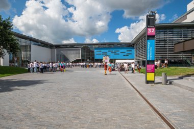 Öğrencilerin endüstriyel tasarım mühendisliği Delft Teknik Üniversitesi, Hollanda için binanın önünde