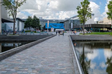 Öğrencilerin endüstriyel tasarım mühendisliği Delft Teknik Üniversitesi, Hollanda için binanın önünde