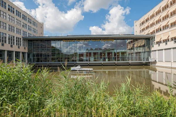 Mini Boot Vor Dem Gebäude Für Maschinenbau Schifffahrt Und Werkstofftechnik — Stockfoto