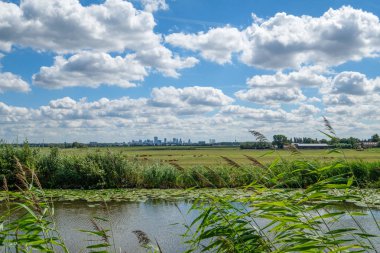 Bulutlu mavi gökyüzü ve Rotterdam, Hollanda yakın bir polder kanal Marnixkade Rotterdam şehir manzarası.