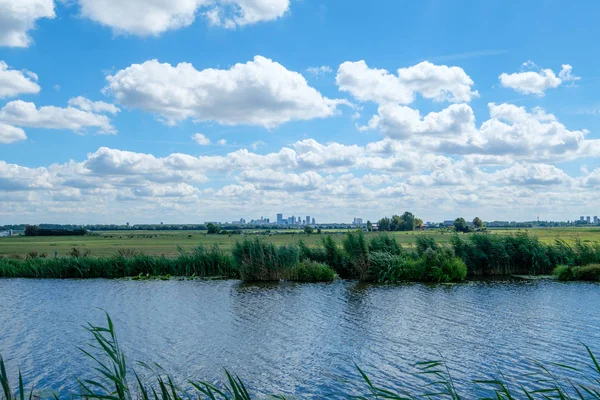 Zachmurzone Niebo Niebieskie Panoramę Miasta Rotterdam Polder Polder Canal Blisko — Zdjęcie stockowe