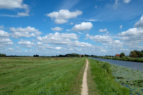 Widok Panoramy Zachmurzony Niebieski Niebo Nad Typowym Holenderskim Polderze Historyczne — Zdjęcie stockowe