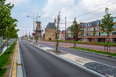 Yeni bir yol ve bir tramvay eski şehir boyunca de Roos Delft, Hollanda yel değirmeni. Yol ve otopark kanalın altında bir demiryolu hattı çalıştığı.