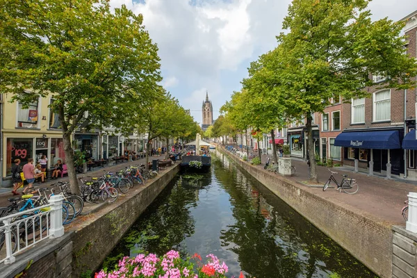 Barco Terraza Canal Una Vista Torre Inclinada Oude Kerk Delft — Foto de Stock