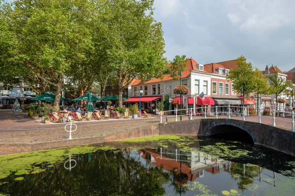 Delft Hollanda Eski Şehir Insanlarla Güneşli Teras Evlerde Yansımaları Kanal — Stok fotoğraf