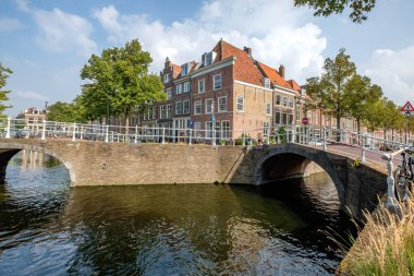 Kesişen iki güzel ve sakin kanallardan Delft, Hollanda. Oude Gracht ve Kolk geçiş.
