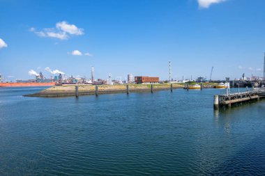 2 pilot tekneler Ijmuiden, Hollanda deniz tutam önünde denizden gelen bir gemi için bekliyor. Çelik Fabrika arka planda.