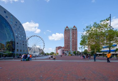 Rotterdam, Hollanda ünlü Pazar binası önünde insan grupları ile büyük kare. Binanın yanındaki bir dönme dolap.