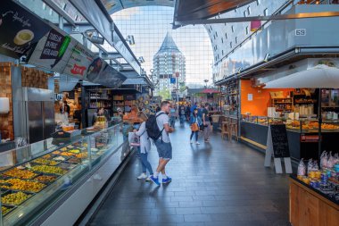 İçinde güzel alışveriş insanlar sanatsal ve renkli Rotterdam hall Pazar. Konut ev ve ofisler bu binanın kemer vardır.