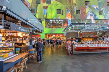 Rotterdam güzel sanat piyasası hall içinde insanlar alışveriş. Konut ev ve ofisler bu binanın kemer vardır.