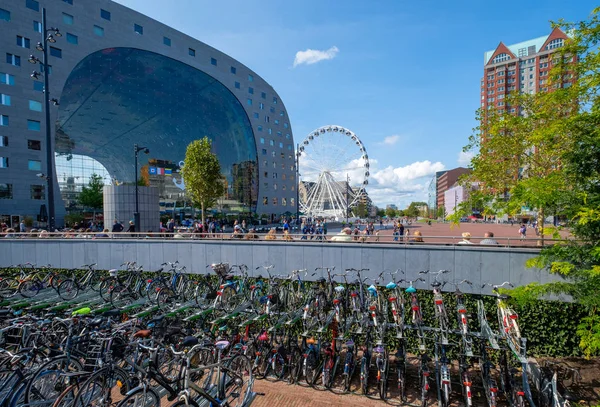 关于荷兰鹿特丹市场大厅特色拱的看法 在前面许多自行车 — 图库照片