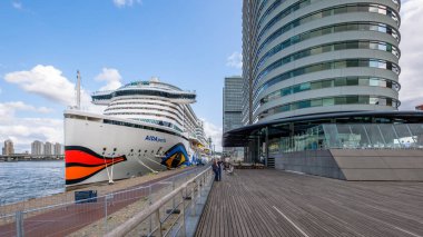 Rotterdam cruise terminalinde Aidaperla yanaştı. Haziran 2017 yılında hizmete giren bu ultramodern cruise gemi geldi.