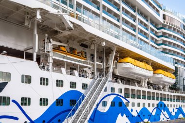 Cruise 16 yolcu deste ile Rotterdam'da, terminal, Aidaperla yanaştı. Haziran 2017 yılında hizmete giren bu ultramodern cruise gemi geldi.