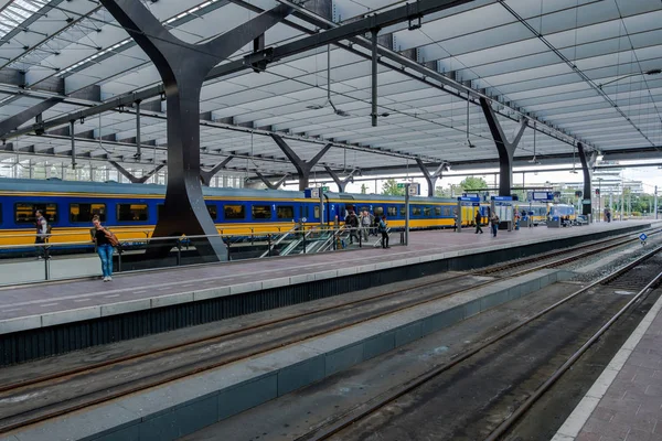 Passagiers Een Platform Het Centraal Station Rotterdam Hun Weg Naar — Stockfoto