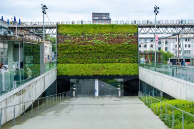 Flon metro istasyonu Lozan, İsviçre için modern ve güzel giriş. Bitki ve yürüyüş Köprüsü girişinde yukarıda bir duvar.