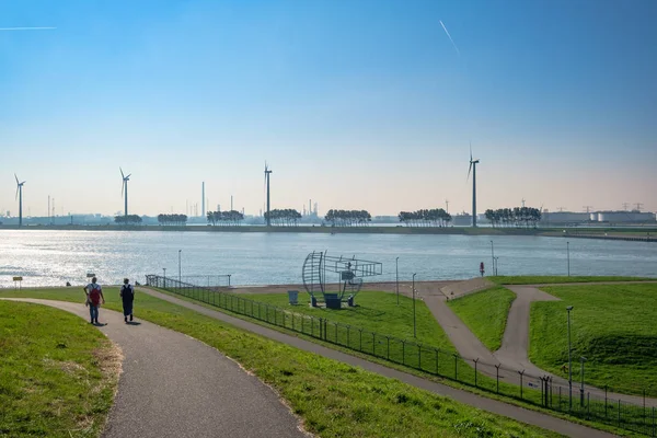 Due persone che camminano sulla diga verso il nuovo corso d'acqua, accesso al porto di Rotterdam, Paesi Bassi — Foto Stock