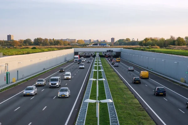 Moderne Vertiefte Autobahn Nachmittagsverkehr Autobahn Unter Einer Grünen Brücke Und — Stockfoto