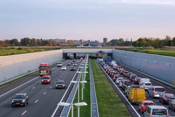 Moderne Vertiefte Autobahn Stau Nachmittag Autobahn Unter Einer Grünen Brücke — Stockfoto
