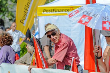 Yaşlı destekçisi ve seyirci dünya Orienteering Şampiyonası Lozan, İsviçre için bitiş çizgisine yakın:.