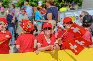 Eğleniyor ve açık havada spor zevk insanlar, neşeli seyirci dünya Orienteering Şampiyonası Lozan, İsviçre için bitiş çizgisine yakın:.