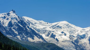 Mont Blanc massif Chamonix, Fransa yakınındaki vadiden görünümünü
