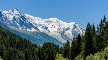 Mont Blanc massif Chamonix, Fransa yakınındaki vadiden görünümünü