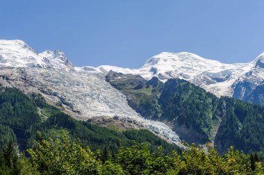 Mont Blanc, Chamonix, Fransa yakınındaki vadiden görülen bir buzulun görünümü