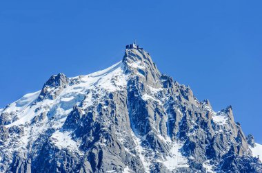 Aiguille de MIDI, Mont Blanc, Chamonix, Fransa yakınındaki vadiden zirvesine yakın bakış