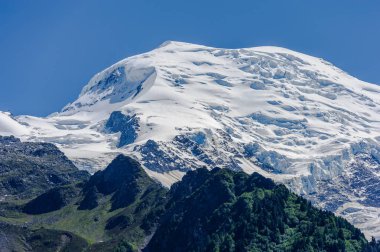 Mont Blanc, Chamonix, Fransa yakınındaki vadiden görülen zirvesine görünümünü