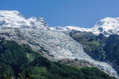 Mont Blanc, Chamonix, Fransa yakınındaki vadiden görülen bir buzulun görünümü