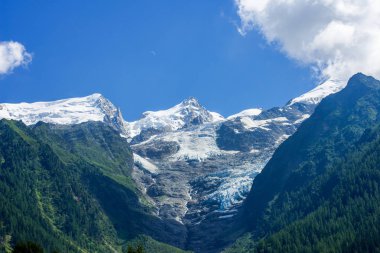 Mont Blanc, Chamonix, Fransa yakınındaki vadiden görülen bir buzulun görünümü