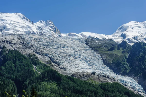 Mont Blanc, Chamonix, Fransa yakınındaki vadiden görülen bir buzulun görünümü