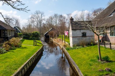 Erken bahar Giethoorn, Hollanda, her yerde kanallar ve güzel rustik thatched çatı ile geleneksel bir Hollandalı köy çiftlik evleri görüntüleyin