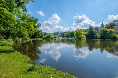 Güzel ve büyük parkı Vondelpark, Amsterdam, Hollanda merkezi su heron ile çok güzel bir gölet.