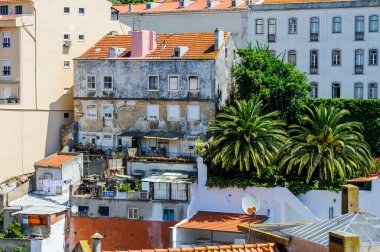 Eski kırmızı çatılarına doğal manzarası, Lizbon, Portekiz Alfama bölgesinde ilginç Teraslı bahçe evler