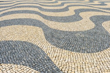 Siyah bir beyaz sallayarak geleneksel desenler ve Lizbon, Portekiz bir kaldırımda cobblestones mozaikleri.