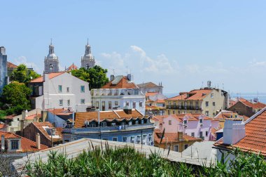 Alfama bölgesinin Lizbon, Portekiz eski evlerde kırmızı çatılarına doğal manzarası.