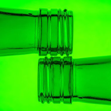 İki bira şişe boyunlu yeşil bir arka plan üzerinde soyut makro