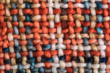 Makro dünyevi renklerle renkli kaba dokuma kumaş