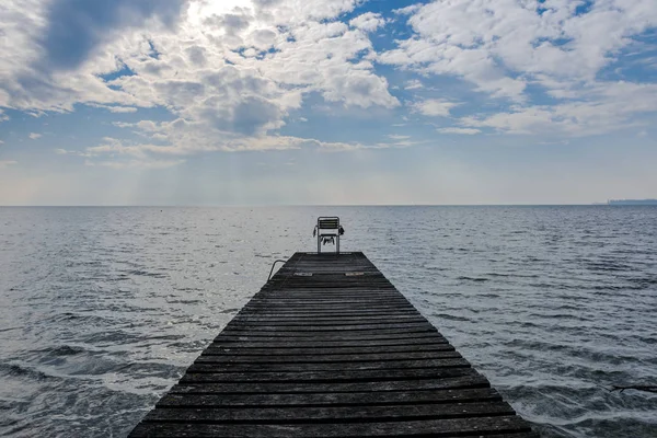 Una Silla Abandonada Embarcadero Con Vistas Lago Ginebra — Foto de Stock