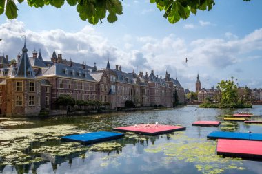 Hofvijver (mahkeme gölet) ve Hollanda Parlamentosu buidings (Het Binnenhof), Lahey, Hollanda
