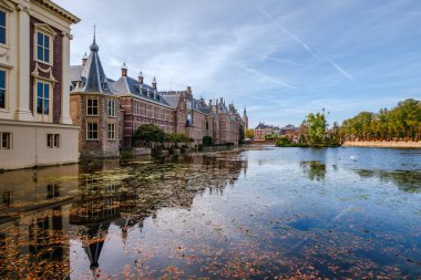 Hofvijver (mahkeme gölet) ve Hollanda Parlamentosu buidings (Het Binnenhof), Lahey, Hollanda