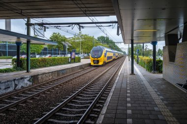 Hollandalı şehir içi tren tren istasyonunda Delft Zuid, Hollanda geldi. Hiç yolcu platformu.