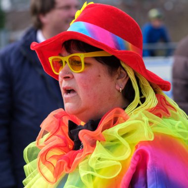 Komik giyinmiş ve karnaval geçit töreni De renkli kadın