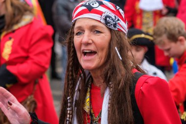 Komik giyinmiş ve Delft karnaval geçit mutlu kadın